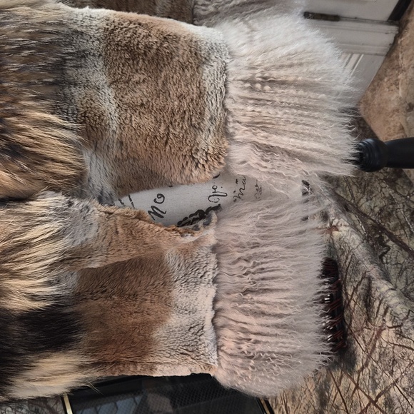 Fur Cape - Coat - Picture 3 of 7